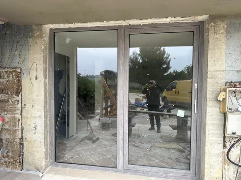 Vetrata a due ante effetto legno grigio