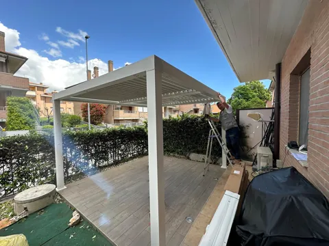Pergola bioclimatica bianca durante il montaggio