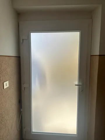 Porta bianca con vetro satinato