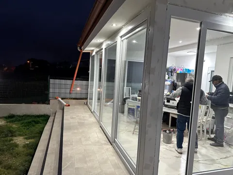 Veranda con vetrate scorrevoli, vista di lato