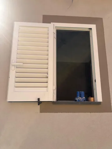 Persiana bianca a un'anta