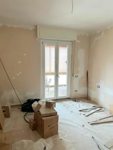 Portafinestra bianca in una casa in ristrutturazione