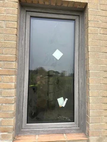 Finestra effetto legno grigio