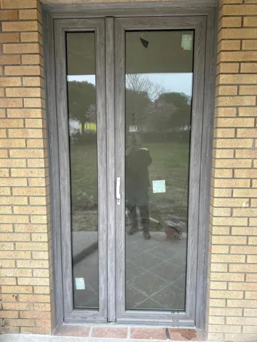 Portafinestra effetto legno grigio con maniglia