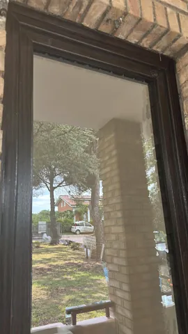 Vetrata con telaio scuro