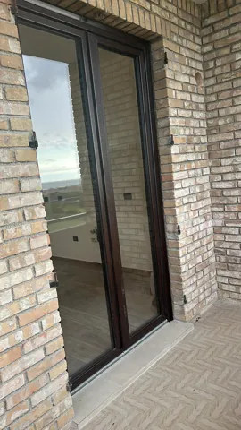 Portafinestra scura in un muro di mattoni