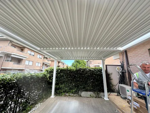 Lamelle di una pergola bioclimatica bianca