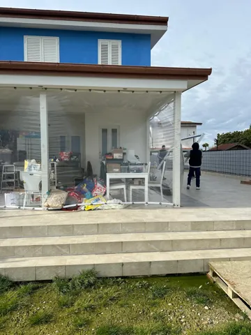 Prima: il porticato chiuso da teli trasparenti