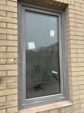 Finestra a un'anta effetto legno grigio
