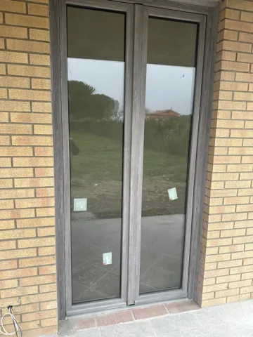 Portafinestra effetto legno grigio
