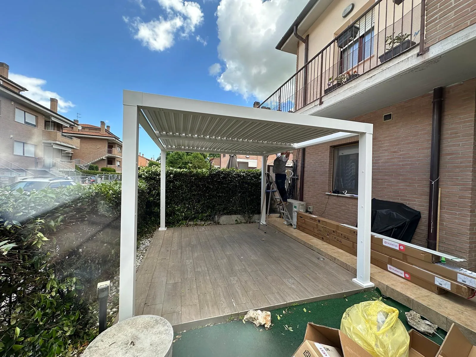 Pergola bioclimatica bianca su un terrazzo